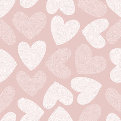 Vektornahtloses Muster mit gepunkteten Texturherzformen. Romantischer dekorativer Hintergrund für den Valentinstag. Liebe herzhafte Kulisse.