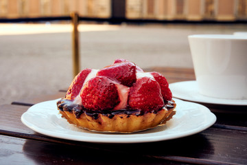 Erbeer Tarte Kuchen mit einem Kaffee auf einer Terrasse 