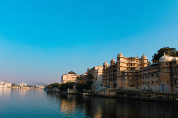 Fototapeta premium Lake side City palace 