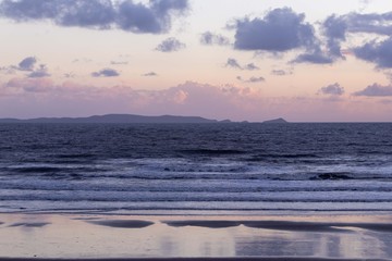 Obraz premium Sunrise in a gorgeous beach in Queensland. Blue and purple sky,
