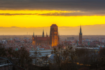 Obraz premium Beautiful cityscape of Gdansk with St. Mary Basilica and City Hall at sunrise, Poland.