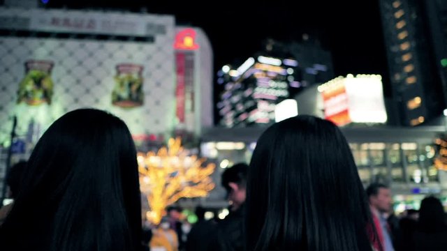夜の渋谷スクランブル交差点