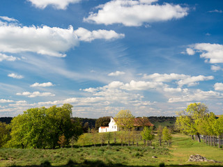 Obraz premium Country house on a sunny afternoon
