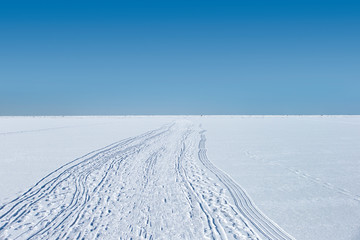 Fototapeta na wymiar Icy pedestrian road of the Gulf of Finland
