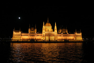 ブダペスト　ドナウ川遊覧船から見た満月と国会議事堂