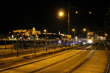 ブダペスト　ライトアップされた王宮とドナウ川河畔のトラム