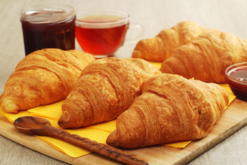 Croissants with marmalade and tea	