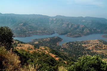 Fototapeta na wymiar Tapola lake, Koyna backwater, Mahabaleshwara, Maharashtra, India