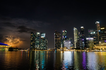 Fototapeta na wymiar Les grattes-ciel de Singapour avec un éclaire 