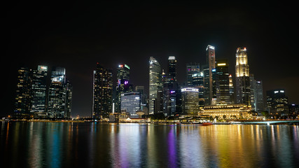Centre financier de Singapour avec les reflets sur le fleuve
