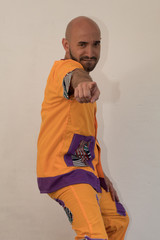 Calvo te señala con ropa narajan y barba candado