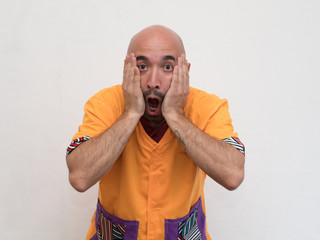 Calvo se sorprende,  manos en la cara