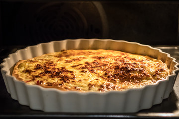 Quiche lorraine cuisant dans un four