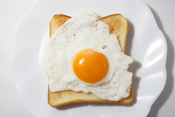 目玉焼きをのせたトースト