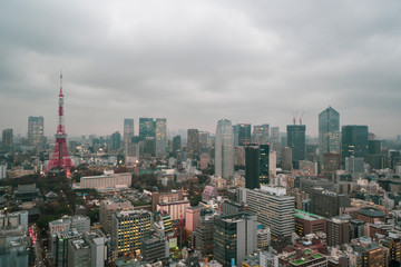 東京タワーとビジネス街と曇り空