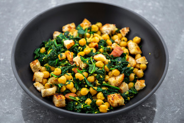 Chickpeas with spinach with bread