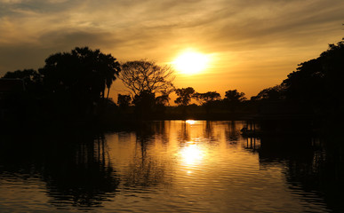 Obraz premium sunset over the lake