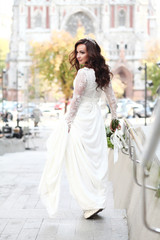Naklejka premium Beautiful bride in white dress with crown