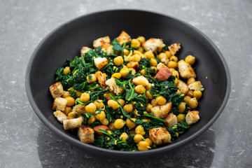 Chickpeas with spinach with bread