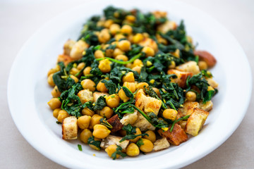 Chickpeas with spinach with bread