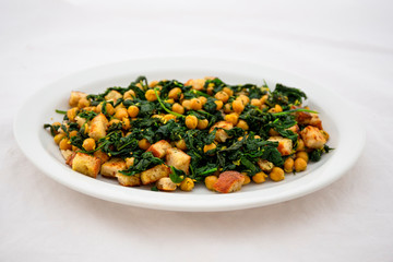 Chickpeas with spinach with bread