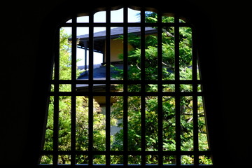 京都大本山天龍寺の日本庭園の花頭窓の風景