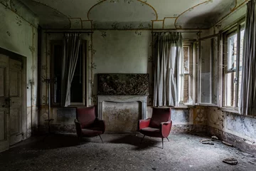 Foto auf Acrylglas Alte verlassene Gebäude Die roten Sessel
