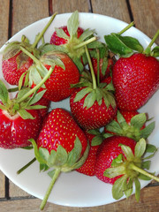 Plato de fresas frescas y orgánicas