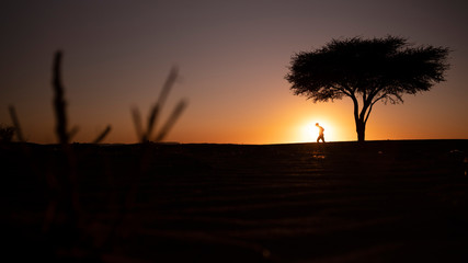 Fototapeta na wymiar Corredor en el desierto