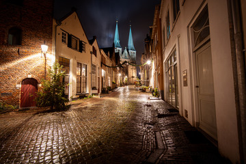 Fototapeta na wymiar view of medieval city with twin tower 'bergkerk' in the 'bergkwartier' of Deventer
