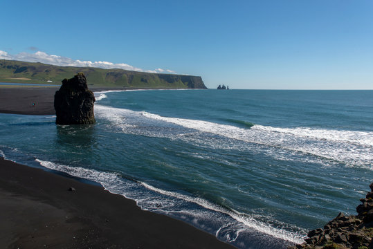 Steik&uuml;ste auf Island, Blick auf schwarzen Strand und Meer mit wei&szlig;licher Gischt