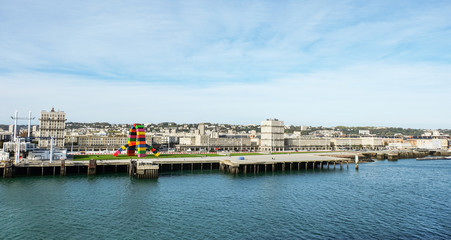 Fototapeta premium Besonderer Blick: Panorama der französischen Hafenstadt Le Havre in der Normandie vom Meer aus
