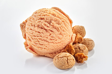 Scoop of macaroon ice cream with small biscuits