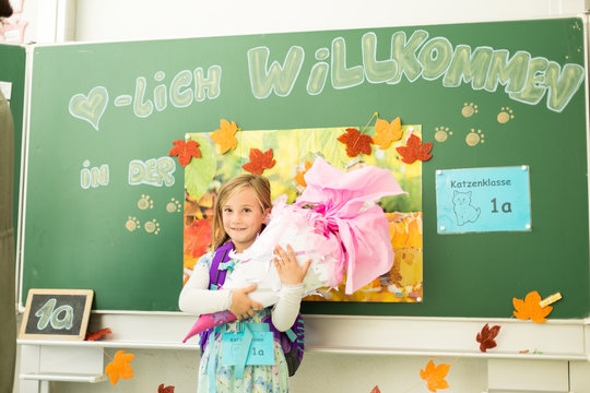 M&auml;dchen mit Schult&uuml;te am ersten Schultag