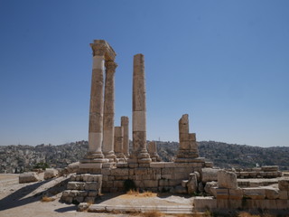 Fototapeta premium Tall majestic pillars of the ruins of the Roman site of Amman Citadel on a hill in the city center of the capitol of Jordan