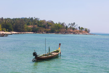Fototapeta premium Łódź z długim ogonem zacumowana na plaży