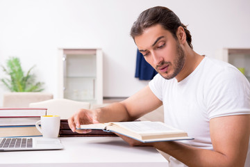 Obraz premium Young male student preparing for exams at home