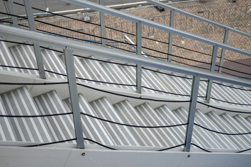 Konzept an oder von Bord gehen: Leere Gangway am Hafenterminal zum Eingang eines Schiffes