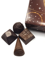 assortimento di cioccolatini di vari gusti e forme
