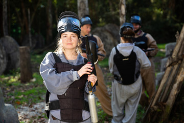 Fototapeta premium Kobieta i jej zespół sportowy paintball