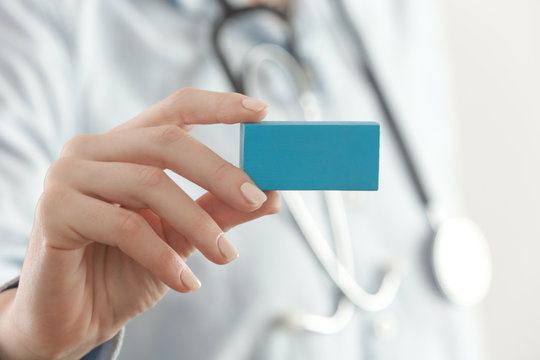 Close up image of medical worker holding blank card, health care and medicine concept with copy space