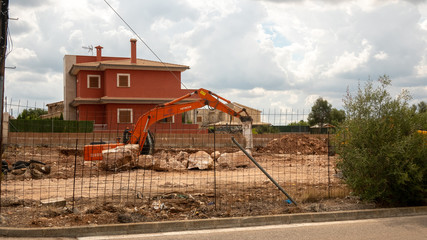 gr&uacute;a roja  en un solar