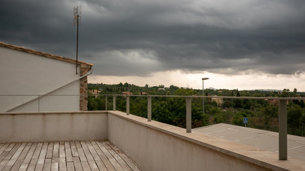 Cielo nublado sobre un barrio residencial