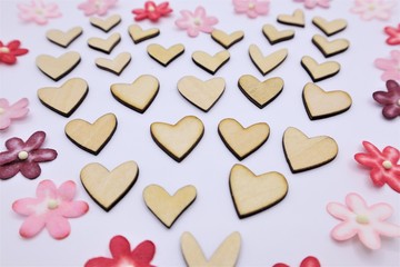 Obraz premium Valentines Day or wedding lovely concept wooden hearts with colorful paper flower background