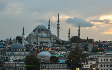 Obraz premium Ancient mosque at twilight in Istanbul, Turkey