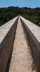 Cauce de un acueducto, camino recto hacia adelante