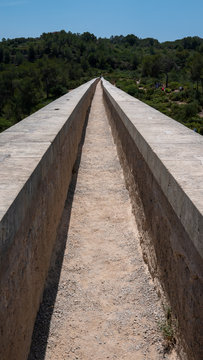 Cauce de un acueducto, camino recto hacia adelante