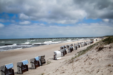 Blick über einen Strand an der Ostsee mit Strandkörben