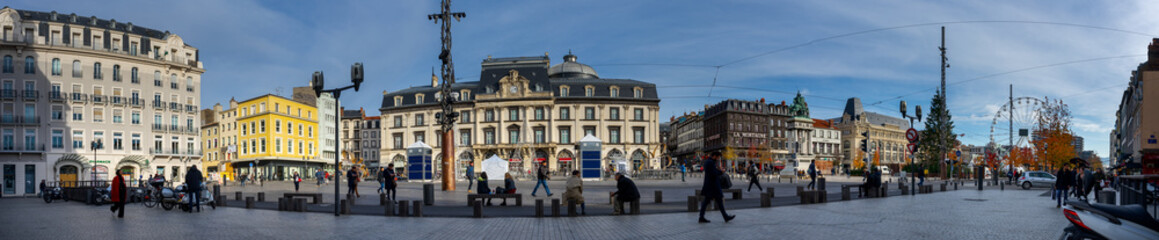 Fototapeta na wymiar prise de vue panoramique de la place de Jaude à Clermont-Ferrand. Puy-de-Dôme, France.