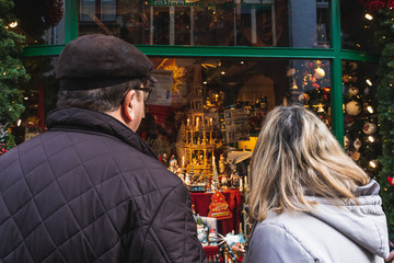 Obraz premium couple watching a christmas store
